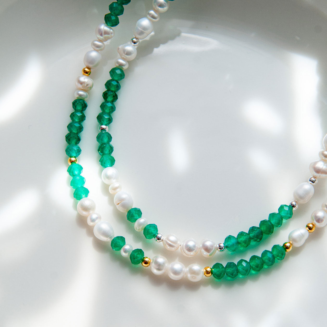 שרשרת פנינים בשילוב אבני אגת ירוקות