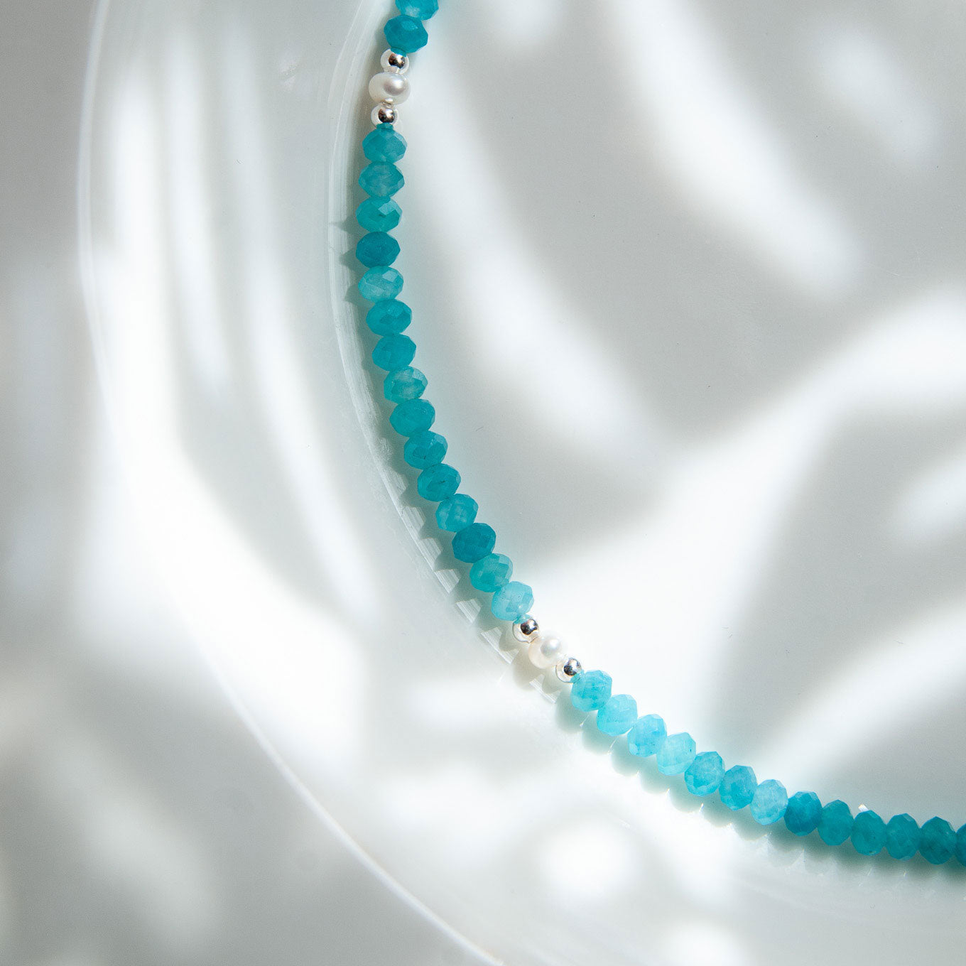 ARI שרשרת אבני אמזונייט בשילוב פנינים