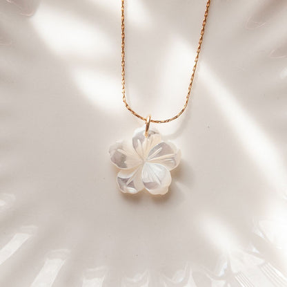 שרשרת נחש עדינה מגולדפילד עם תליון פרח דובדבן מצדף