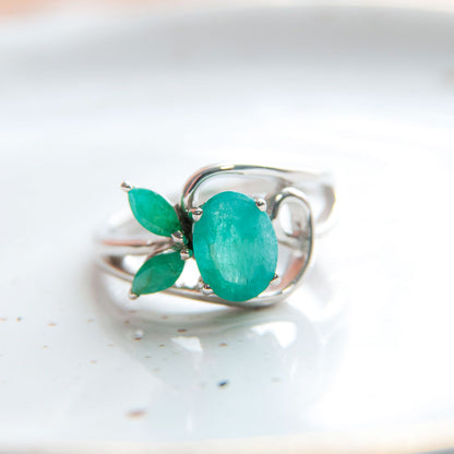 טבעת כסף "לינדה" עם אבני אמרלד