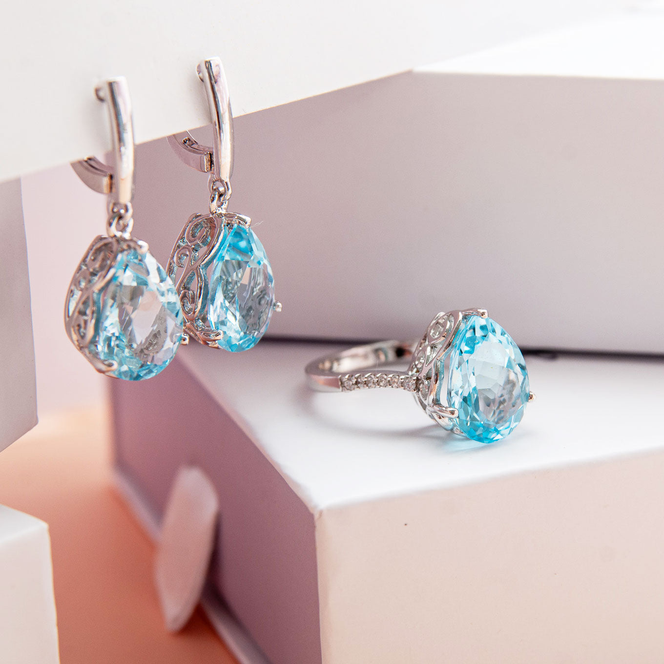 עגיל כסף "אליסיה" עם אבני בלו טופז