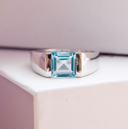 טבעת כסף "מונה" עם אבן בלו טופז