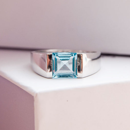 טבעת כסף "מונה" עם אבן בלו טופז