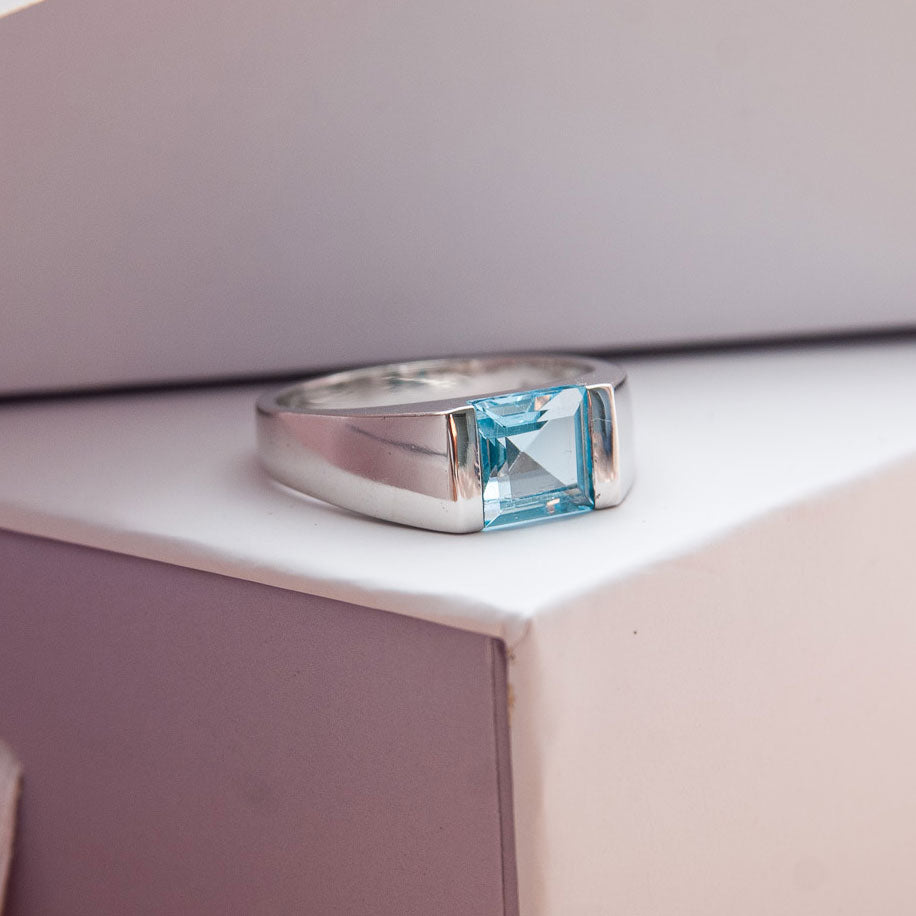 טבעת כסף "מונה" עם אבן בלו טופז