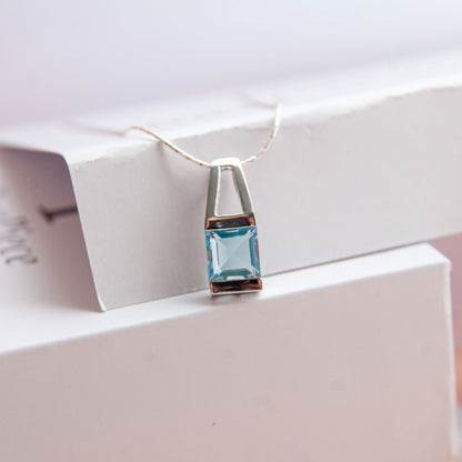 תליון כסף "מונה" עם אבן בלו טופז