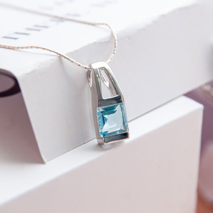 תליון כסף "מונה" עם אבן בלו טופז