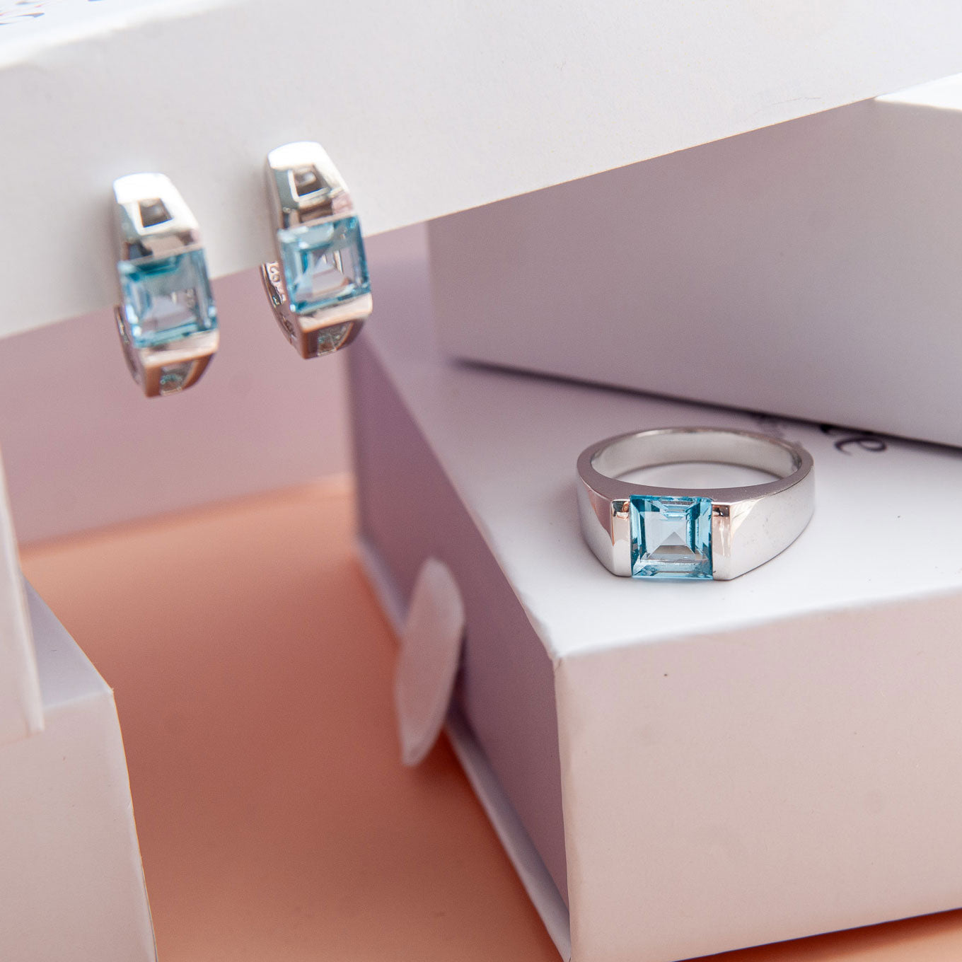 טבעת כסף "מונה" עם אבן בלו טופז