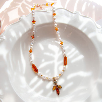 שרשרת פנינים עם תליון ענבר ב3 צבעים