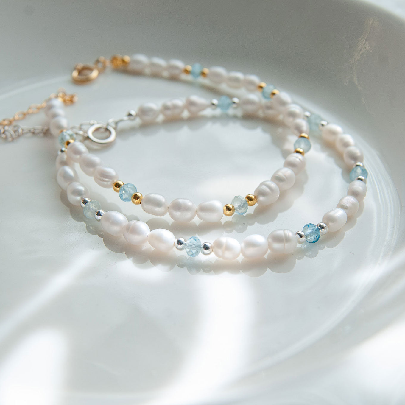 צמיד פנינים בשילוב אבני אקוומרין