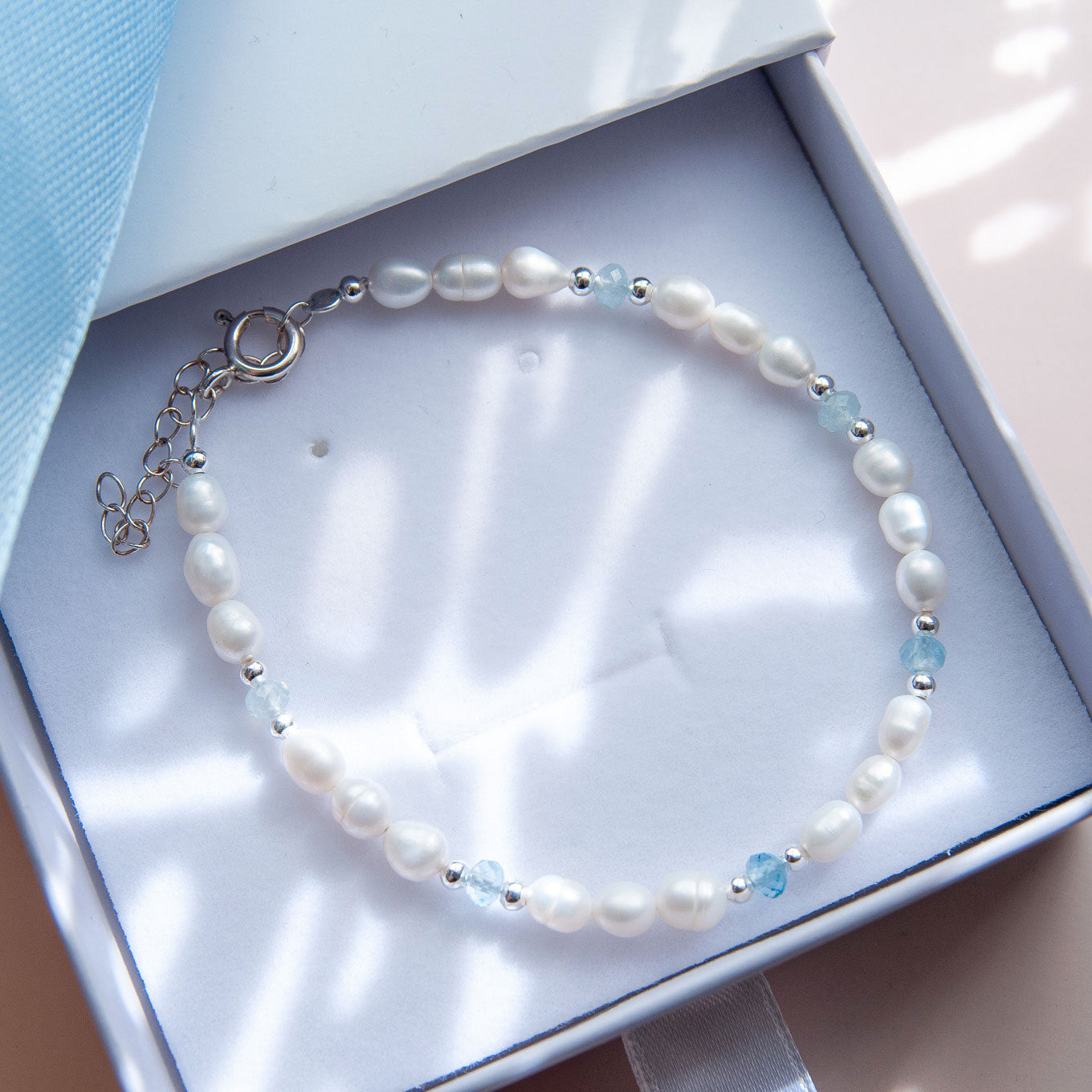 צמיד פנינים בשילוב אבני אקוומרין