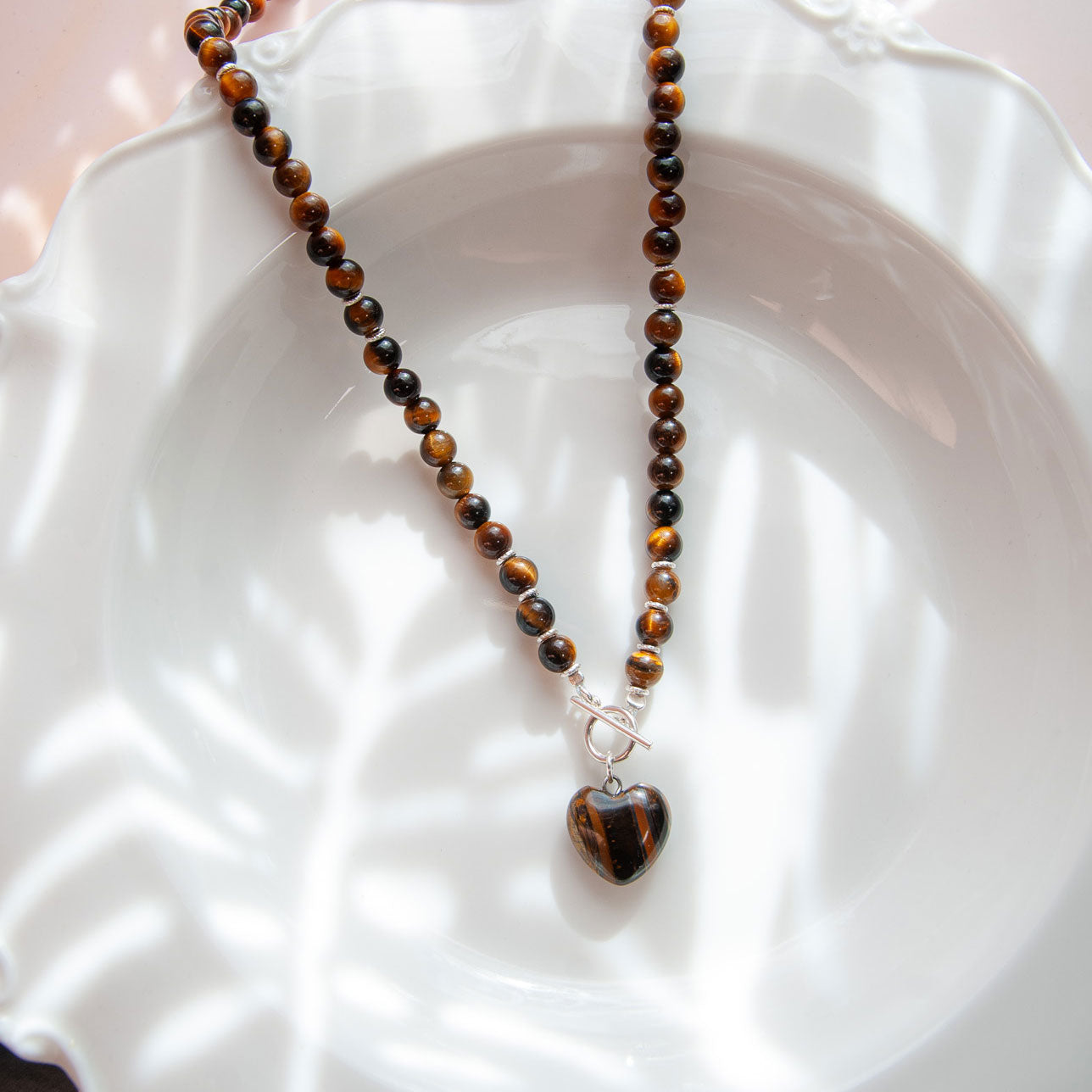 שרשרת מאבני עין הנמר עם תליון לב