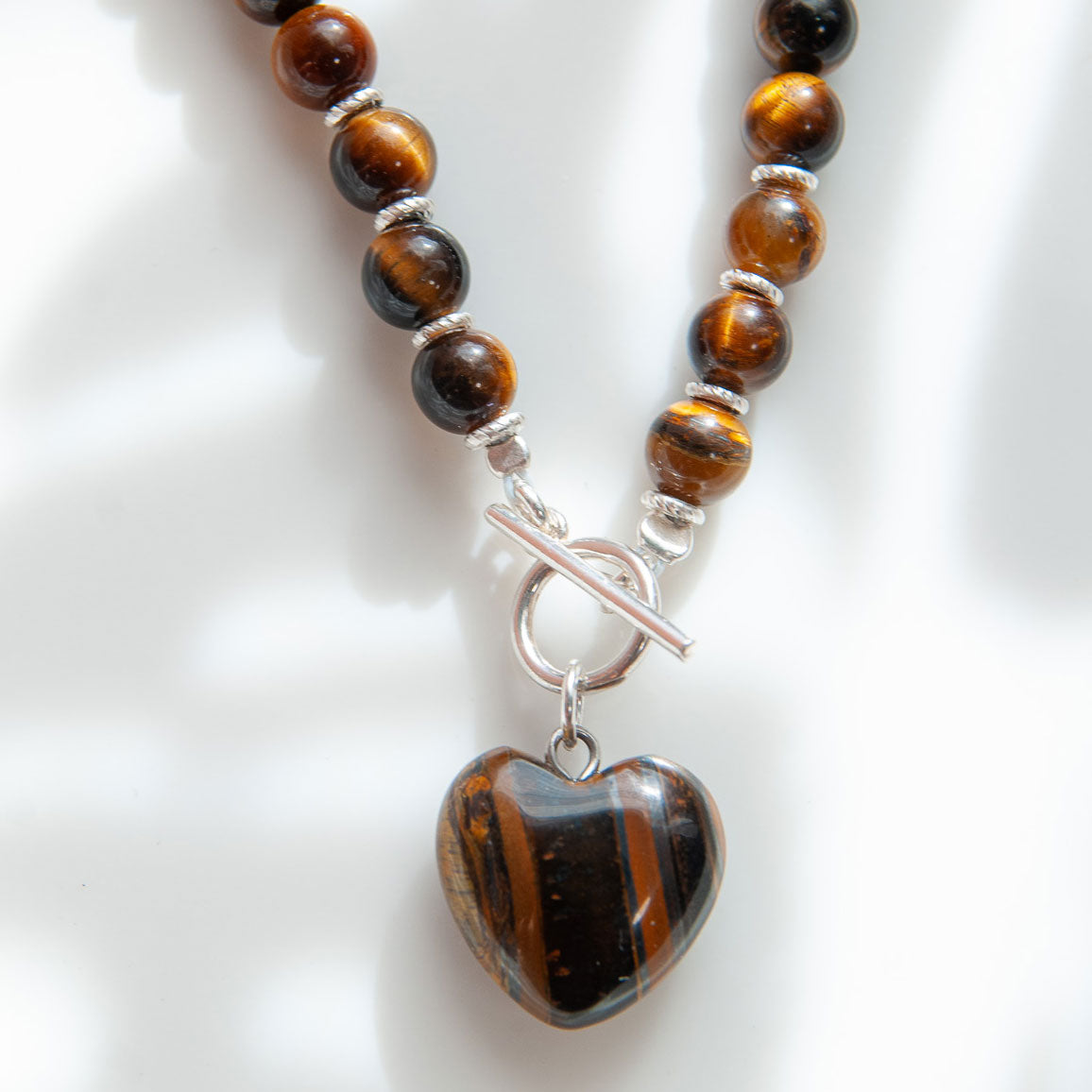 שרשרת מאבני עין הנמר עם תליון לב