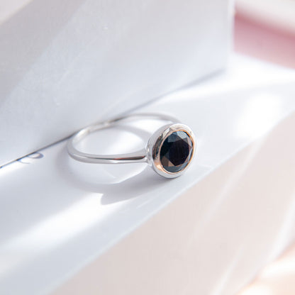 טבעת כסף "טיילר" עם אבן ספיר