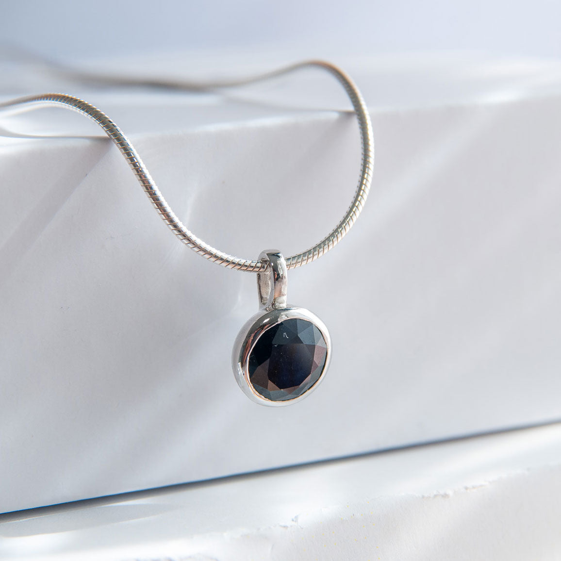 תליון כסף "טיילר" עם אבן ספיר