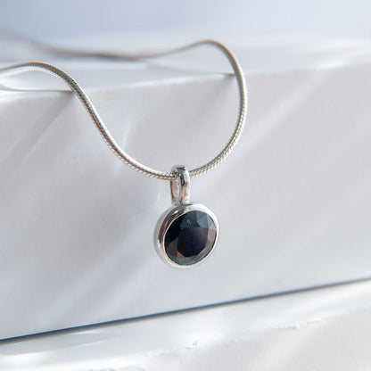 תליון כסף "טיילר" עם אבן ספיר