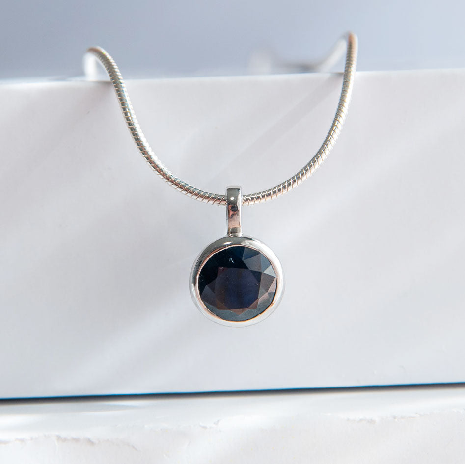 תליון כסף "טיילר" עם אבן ספיר