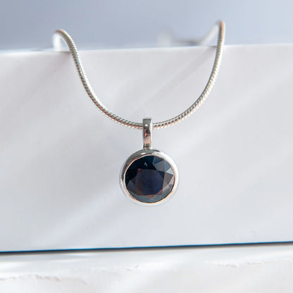 תליון כסף "טיילר" עם אבן ספיר