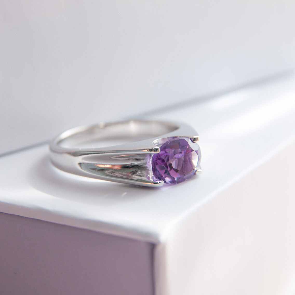 טבעת כסף "ג'ני" עם אבן אמטיסט