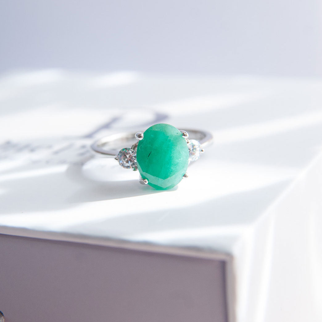טבעת כסף "שי" עם אבן אמרלד טבעית
