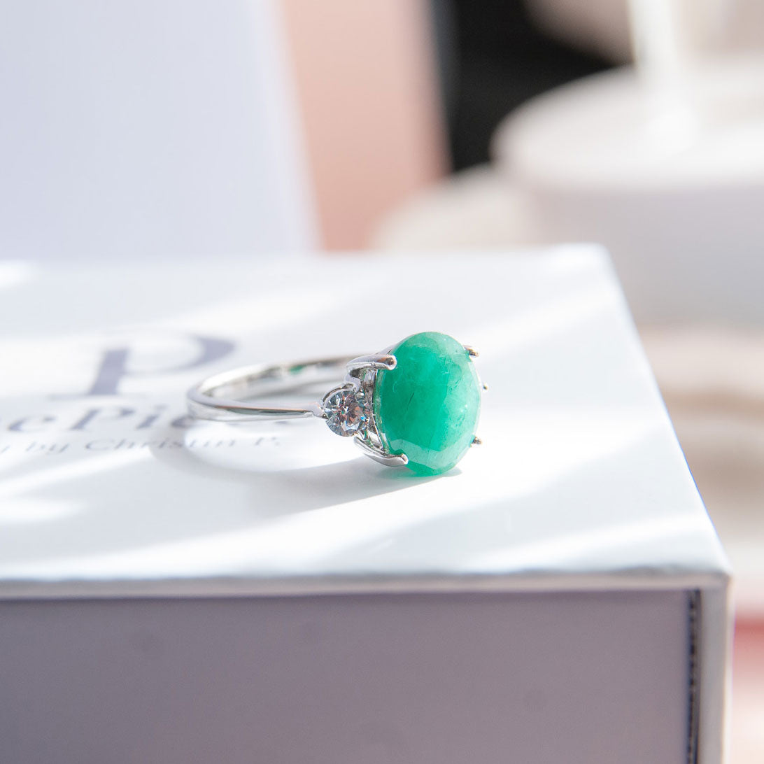 טבעת כסף "שי" עם אבן אמרלד טבעית
