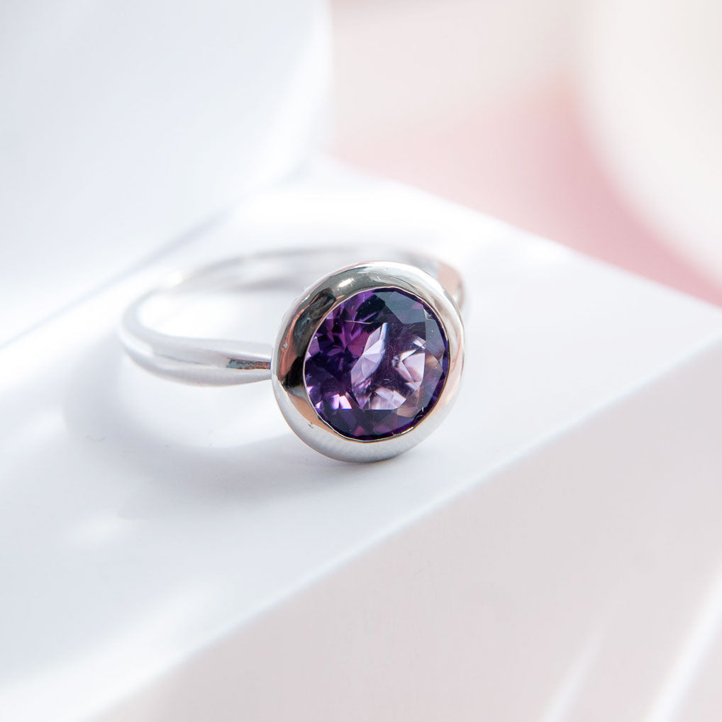 טבעת כסף "ניקול" עם אבן אמטיסט