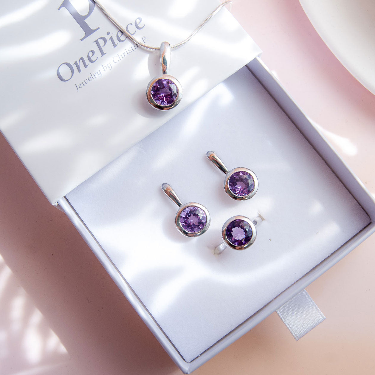 טבעת כסף "ניקול" עם אבן אמטיסט