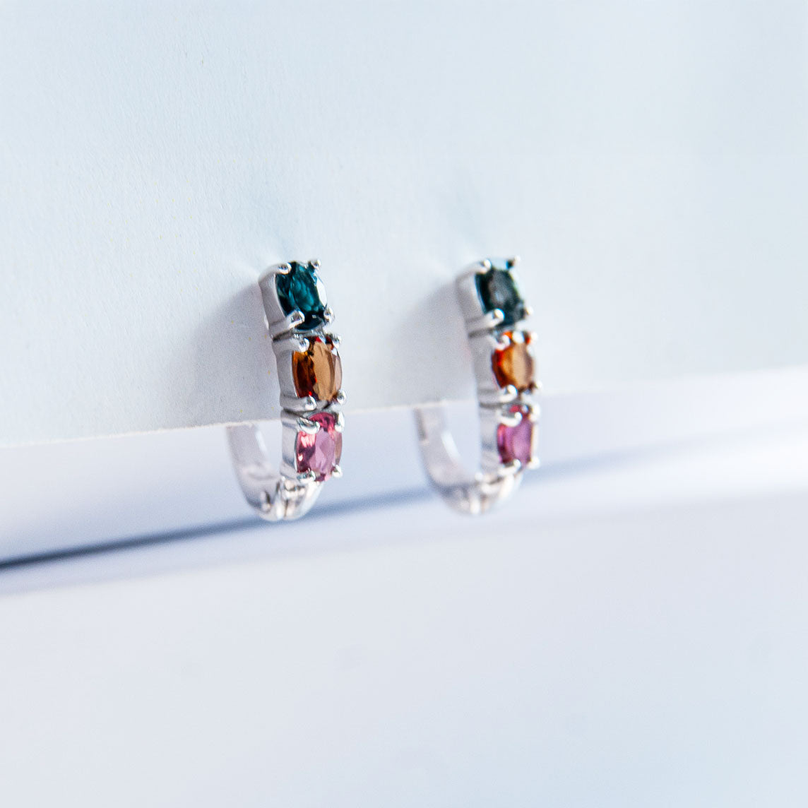 עגילי כסף "אוליב" עם אבני טורמלין צבעוניות