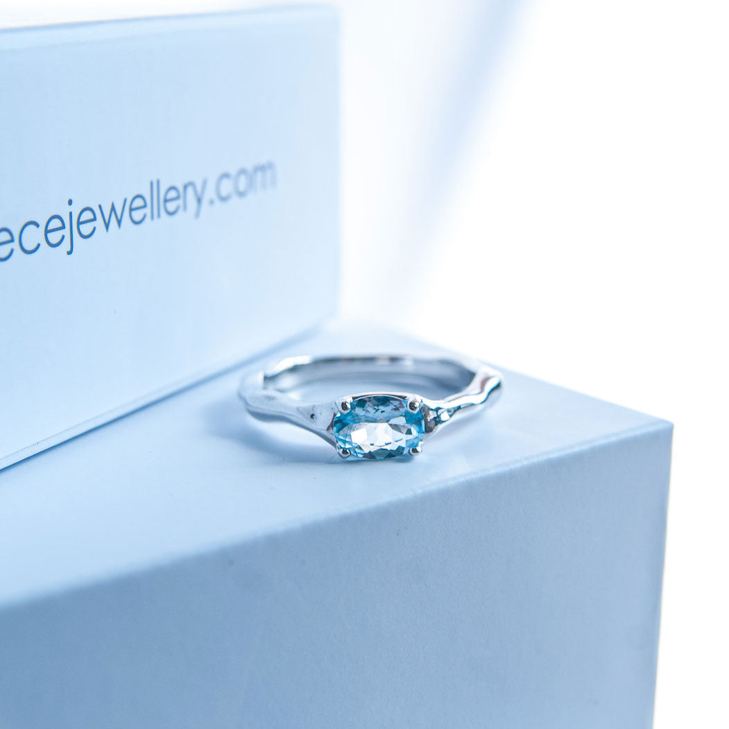 טבעת כסף "איימי" עם אבן אקוומרין