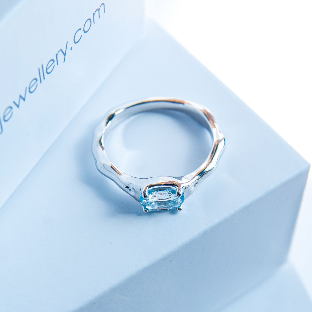 טבעת כסף "איימי" עם אבן אקוומרין