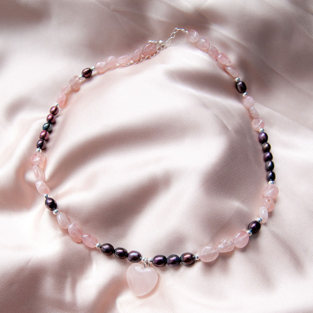 שרשרת אבני רוז קוורץ ופנינים עם תליון לב