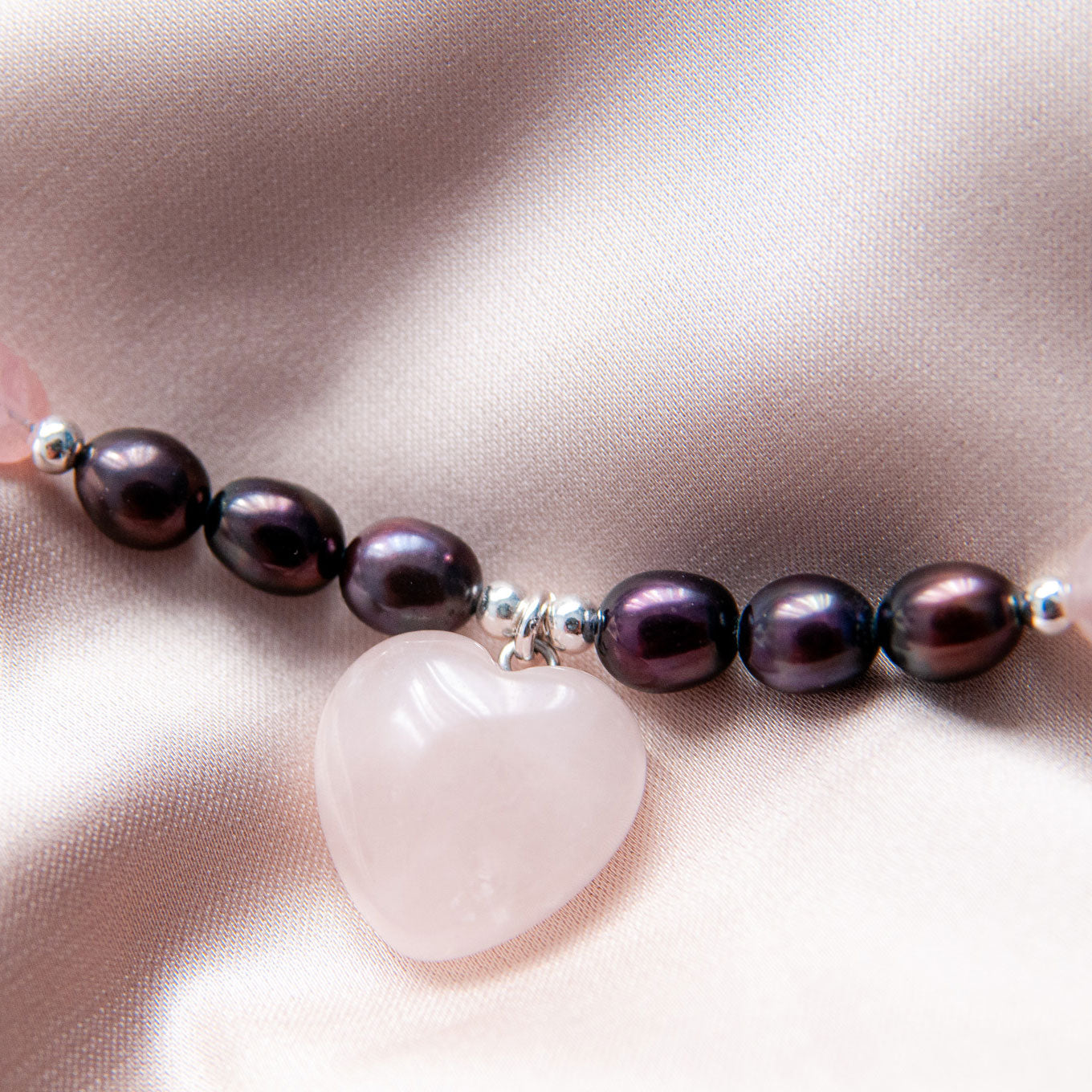 שרשרת אבני רוז קוורץ ופנינים עם תליון לב