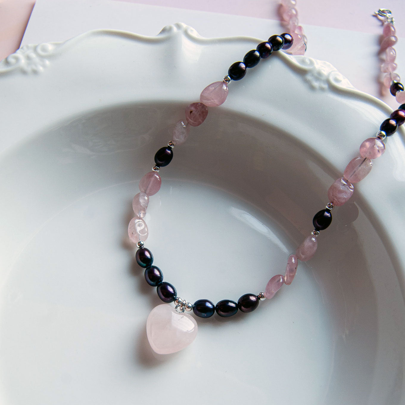 שרשרת אבני רוז קוורץ ופנינים עם תליון לב