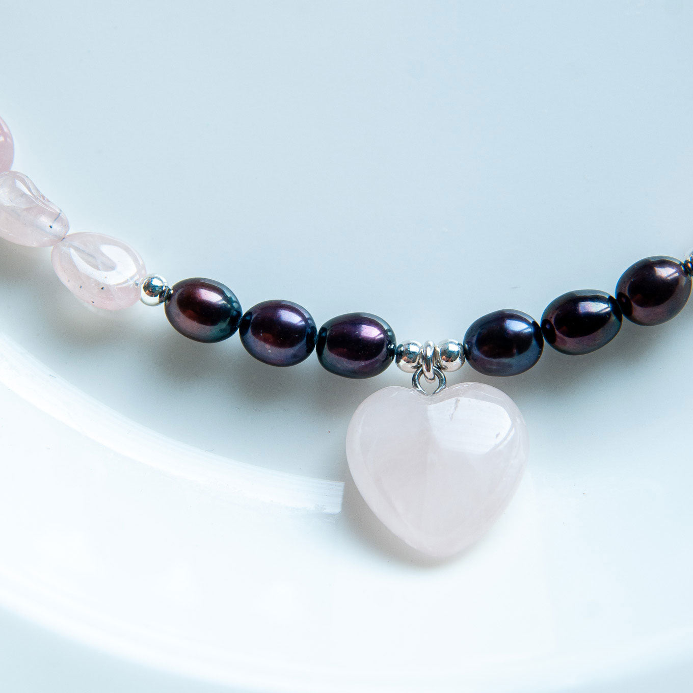 שרשרת אבני רוז קוורץ ופנינים עם תליון לב