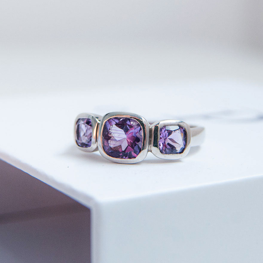 טבעת כסף "אלה" עם אבני אמטיסט