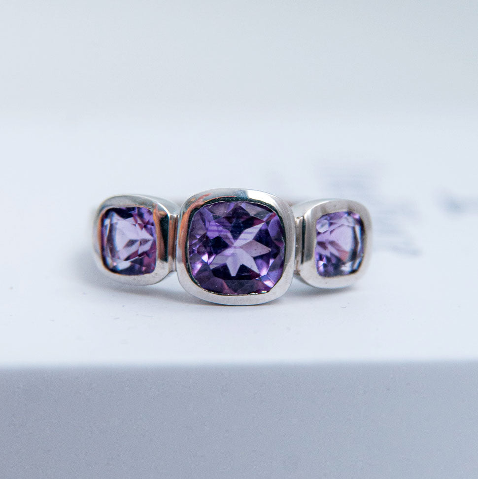 טבעת כסף "אלה" עם אבני אמטיסט