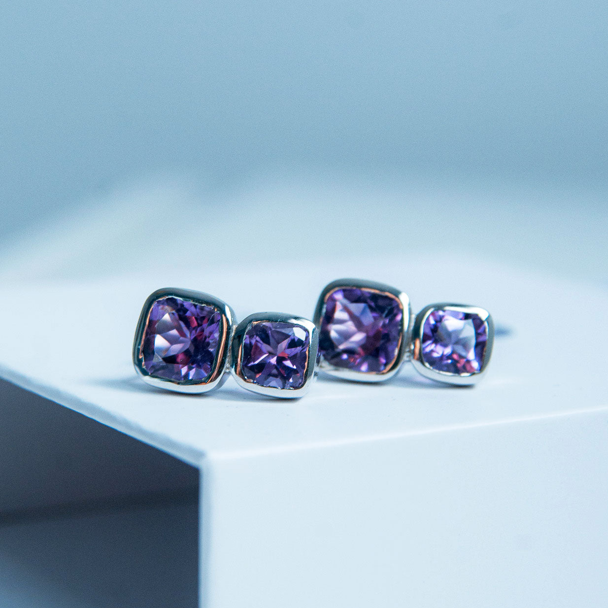 עגילי כסף "אלה" עם אבני אמטיסט