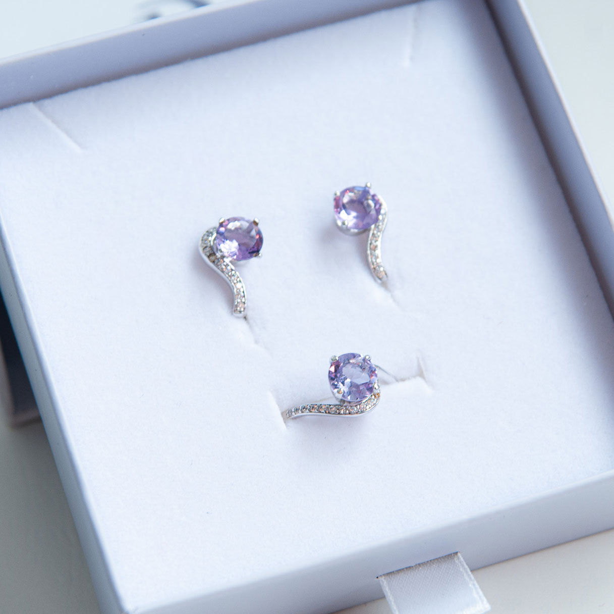 טבעת כסף "קלואי" עם אבן אמטיסט