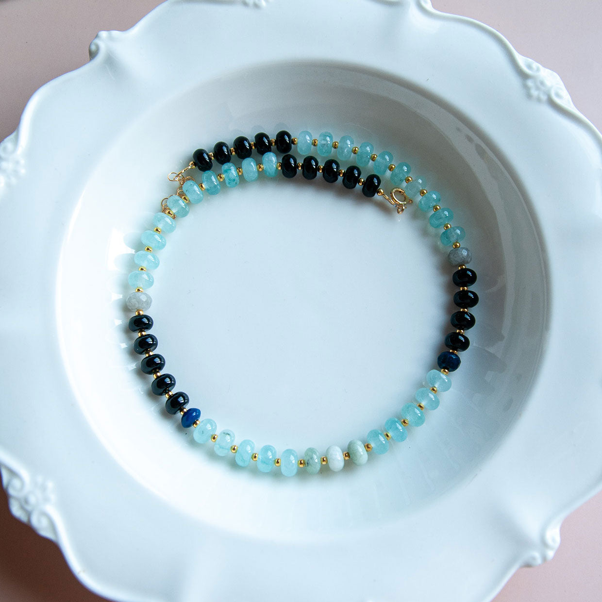 שרשרת לורן גדולה מאבני ג'ייד תכלת ואוניקס שחור