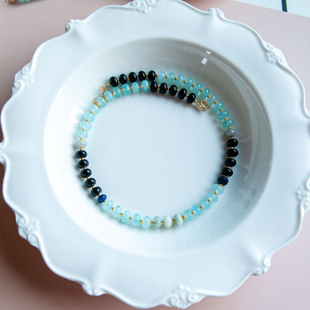 שרשרת לורן גדולה מאבני ג'ייד תכלת ואוניקס שחור