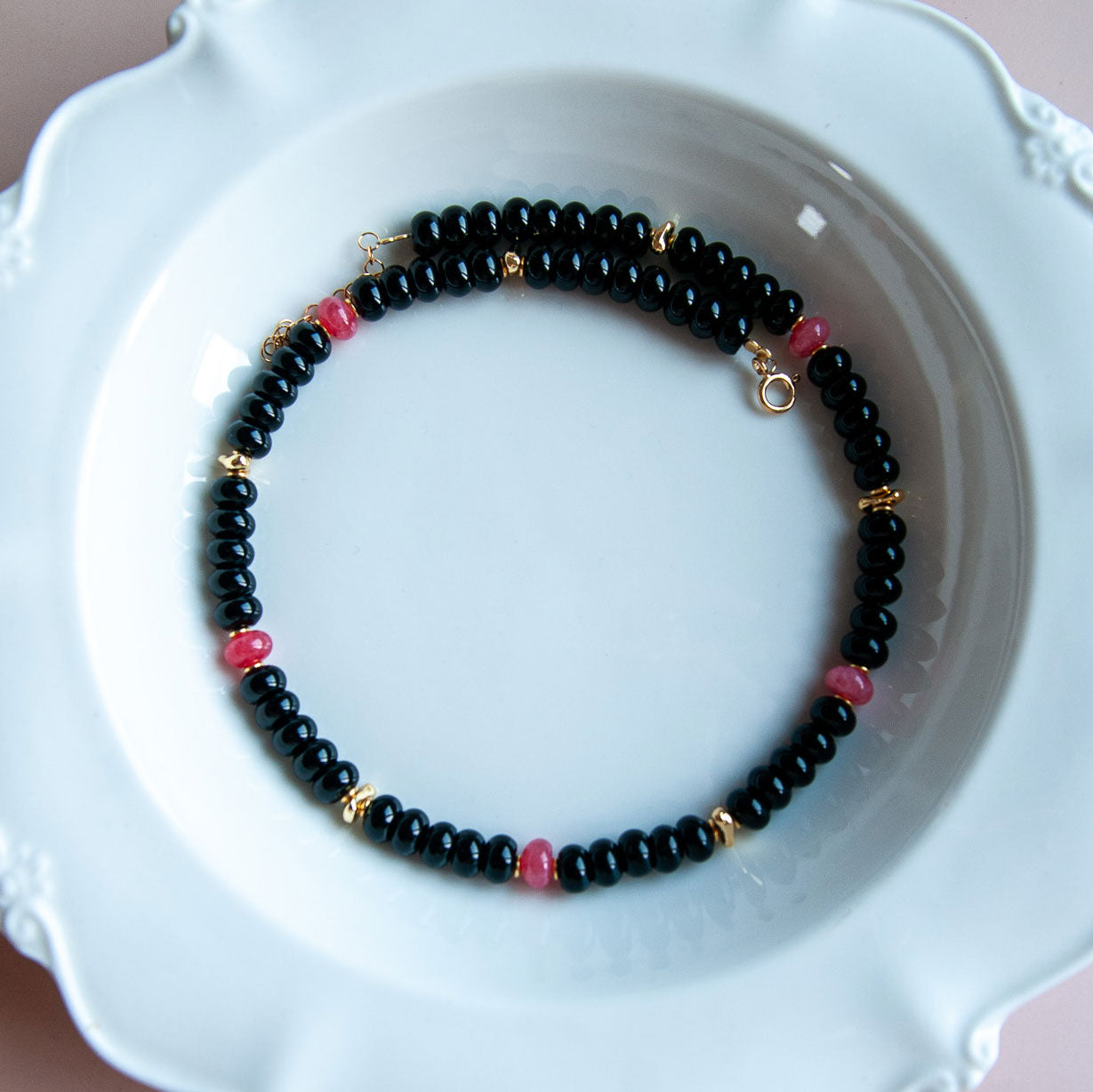 שרשרת לורן גדולה מאבני אוניקס שחור בגולד