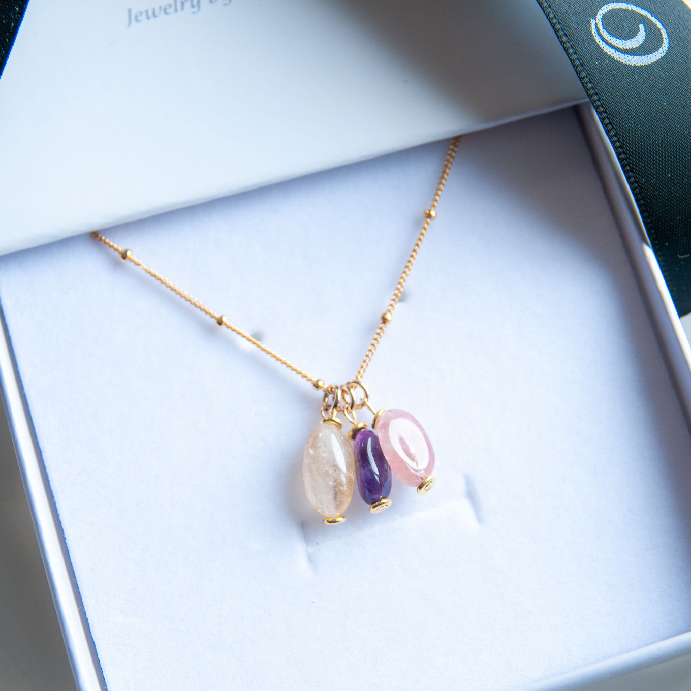 שרשרת עדינה מגולדפילד עם תליוני אבני חן