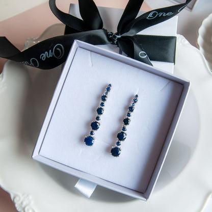 עגילי כסף במראה קלאסי עם אבני ספיר