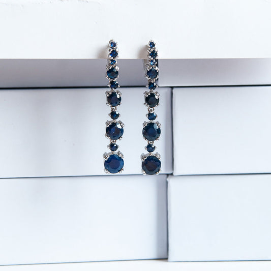 עגילי כסף במראה קלאסי עם אבני ספיר