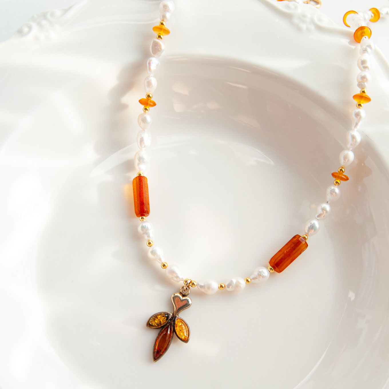 שרשרת פנינים עם תליון ענבר ב3 צבעים