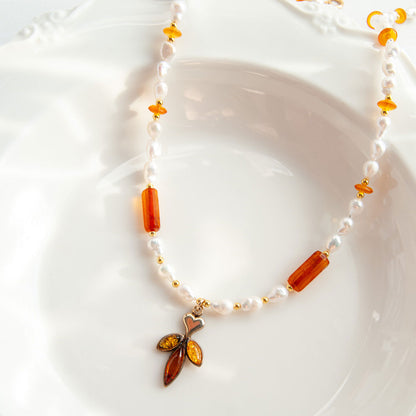 שרשרת פנינים עם תליון ענבר ב3 צבעים