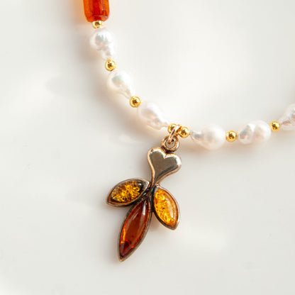 שרשרת פנינים עם תליון ענבר ב3 צבעים