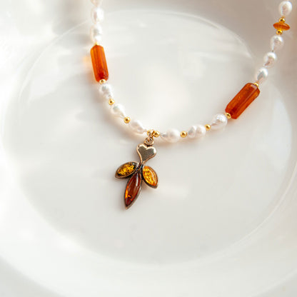 שרשרת פנינים עם תליון ענבר ב3 צבעים