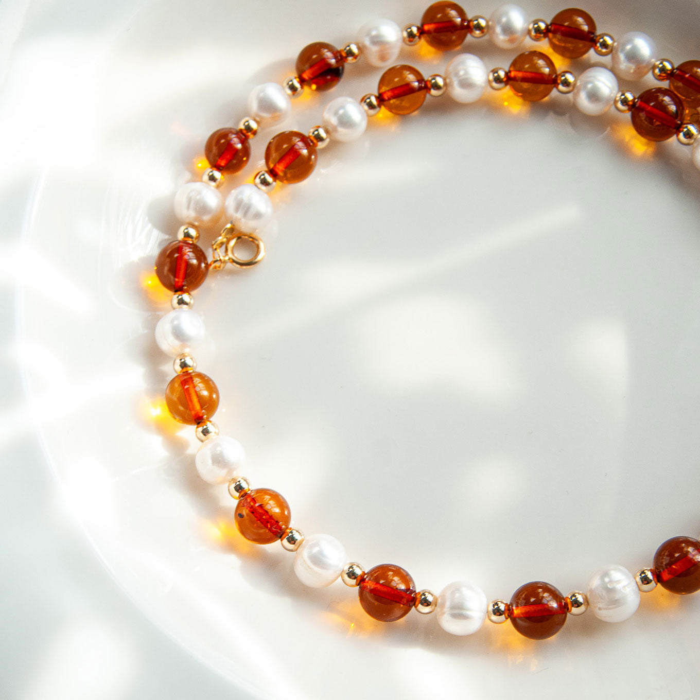 שרשרת ענבר בלטי בשילוב פנינים