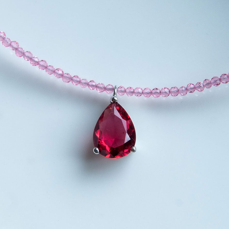 שרשרת אבני שפינל ורודה עם תליון טיפה