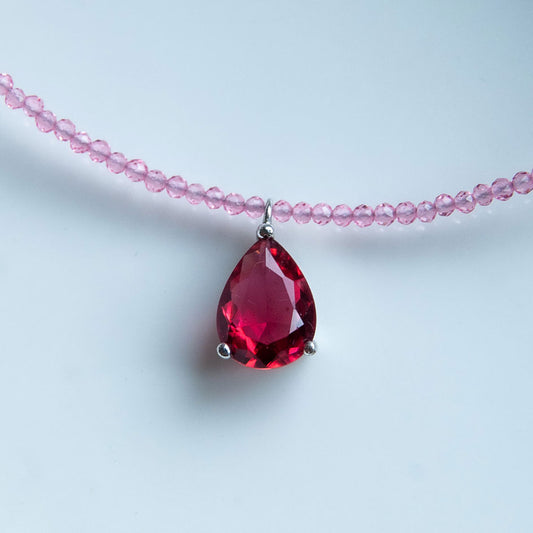 שרשרת אבני שפינל ורודה עם תליון טיפה